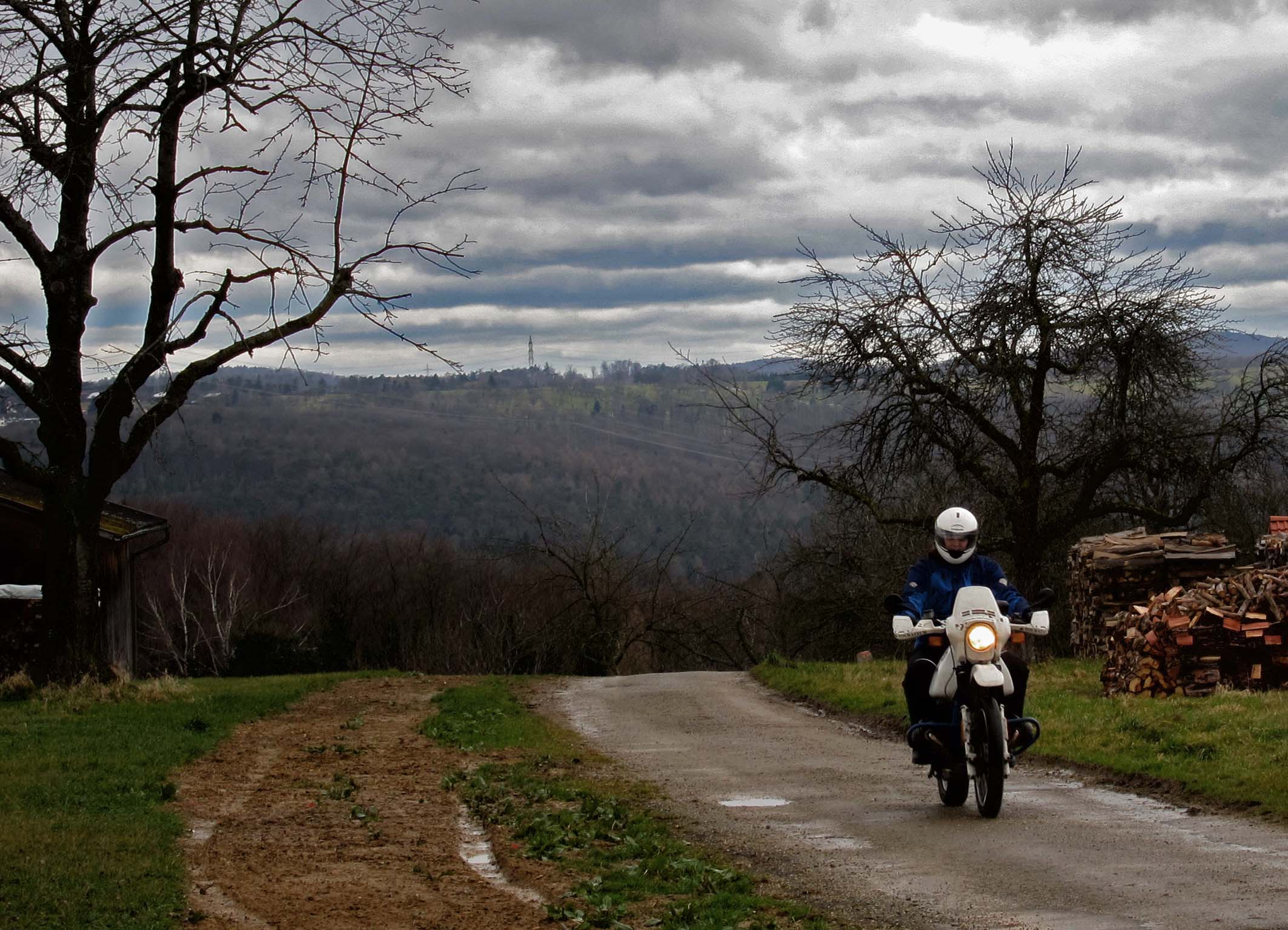 Kleines Sträßchen im Schurwald - Motorradtour rund ums Remstal.