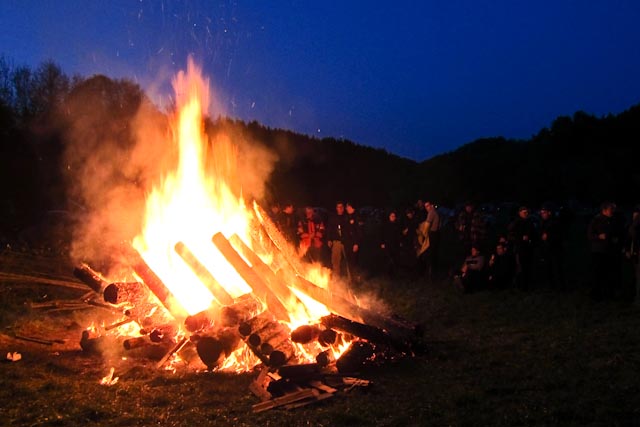 Heute ist das Feuer nicht so gut geschichtet wie gestern, es fällt in sich zusammen und ist mehr breit als hoch, aber trotzdem schön warm Heute ist das Feuer nicht so gut geschichtet wie gestern, es fällt in sich zusammen und ist mehr breit als hoch, aber trotzdem schön warm.