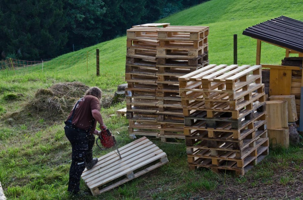 Vor dem Feuer steht die Feuerholz-"Herstellung". 