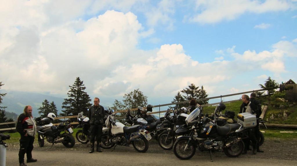 Planlos vor dem Gruppenfoto - habt ihr unseren Gastgeber in Mopedklamotten erkannt? 