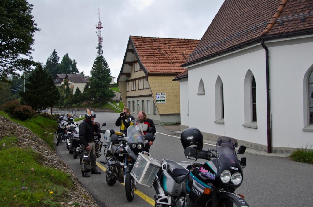 Mopeds in Reih und Glied am Aussichtspunkt St. Anton mit seiner bekannten kleinen Kapelle