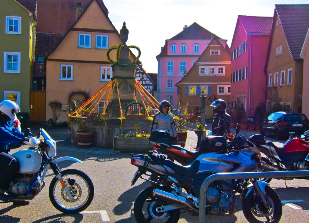 Der Osterbrunnen in Kirchberg an der Jagst leuchtet mit den bunt gestrichenen Häusern um die Wette.