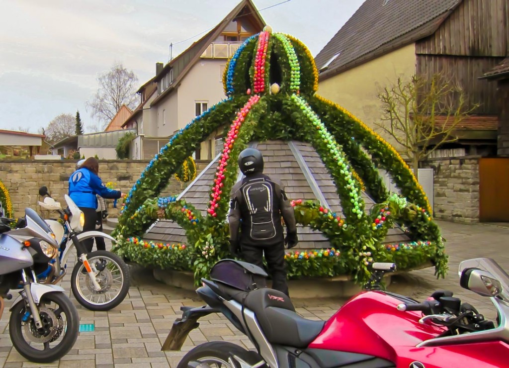 Osterbrunnen in Fichtenberg: Die Eier sind liebevoll bemalt und jedes ist anders.