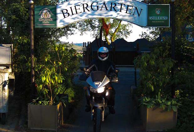 Der Biergarten von Burg Stettenfels.