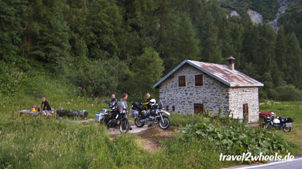 Unser Wildcampingplatz im Val d'Herens hat sogar fließendes Wasser.