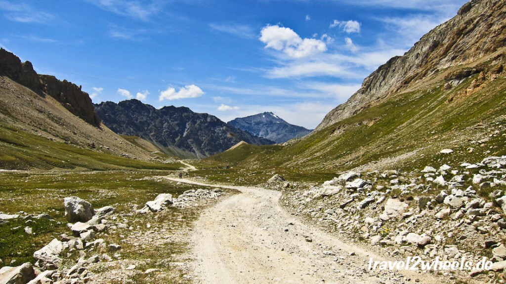 Über viele Schotterkehren geht es ins Hochtal am Col de Sommeiller